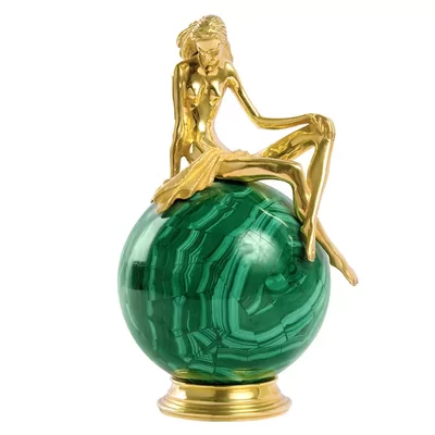 Бронзовая купальщица на шаре